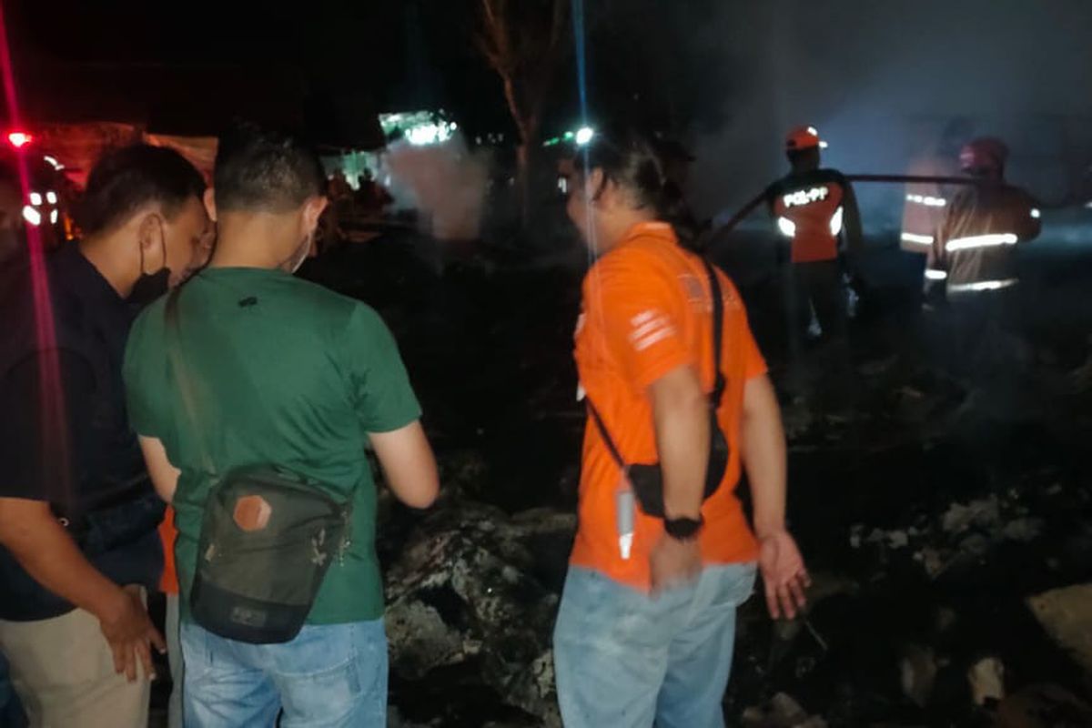 Petugas memeriksa lokasi pasar tradisional Ngadiluwih Kabupaten Kediri, Jawa Timur, yang terbakar, Minggu (8/5/2022).
