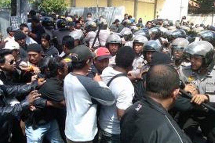 Bentrok antara polisi dengan massa tak terhindari saat eksekusi supermarket Karya Sari, Selasa (20/8/2013).