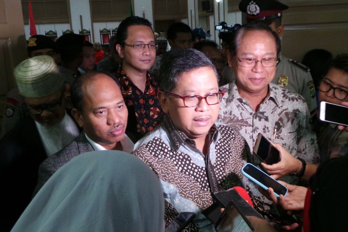 (kiri ke kanan) anggota tim advokasi Bhinneka Tunggal Ika-BTP Sirra Prayuna, Sekjen Partai Demokrasi Indonesia Perjuangan (PDI-P) Hasto Kristiyanto, dan Ketua Umum Partai Persatuan Pembangunan (PPP) versi Muktamar Jakarta Djan Faridz saat menghadiri persidangan kasus dugaan penodaan agama dengan terdakwa Basuki Tjahaja Purnama atau Ahok, di Auditorium Kementerian Pertanian, Ragunan, Jakarta Selatan, Selasa (25/4/2017).