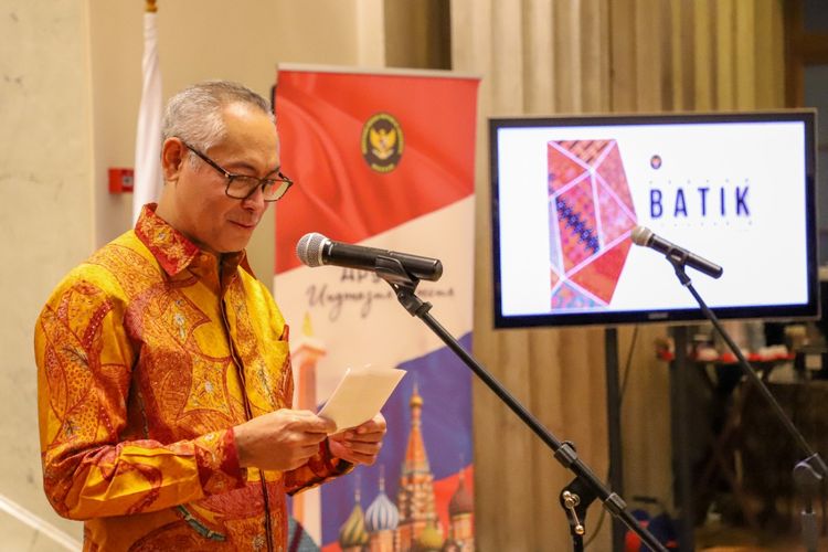 Dubes RI di Moskwa menyampaikan sambutan meresmikan pembukaan Pameran Pesona Batik Indonesia.