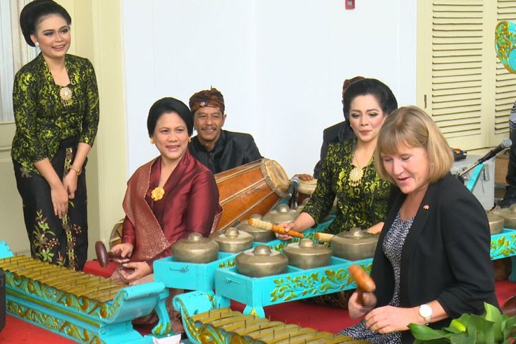 Ibu Negara Iriana Jokowi bermain gamelan dengan istri Perdana Menteri Denmark, Solrun Lokke Rasmussen di Istana Kepresidenan Bogor, Selasa (28/11/2017).