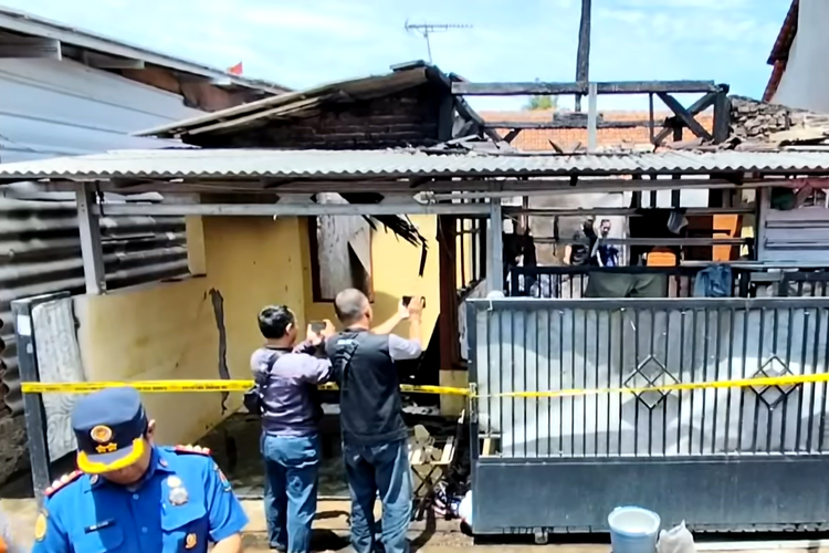 Kondisi rumah orang tua yang dibakar anaknya di Cirebon