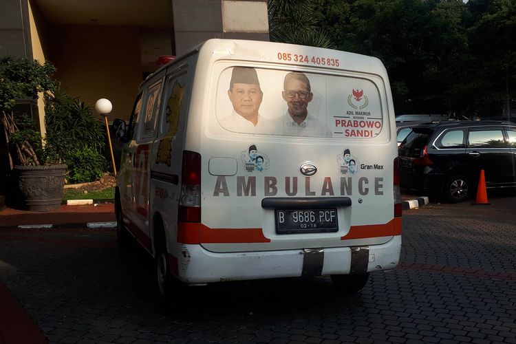 Mobil ambulans berlogo Partai Gerindra terparkir di halaman depan gedung Polda Metro Jaya. 