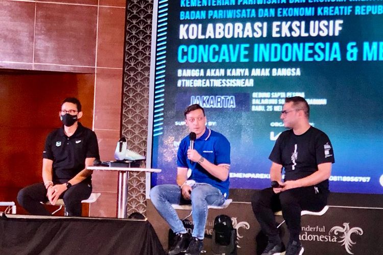 Mesut Ozil berbicara di acara konferensi pers kolaborasi eksklusif dengan Concave Indonesia di Balairung Soesilo Soedarman, Gedung Sapta Pesona, Kemenparekraf pada Rabu (25/5/2022) sore WIB