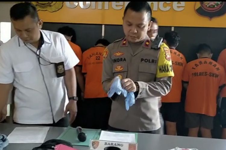 Aparat kepolisian menangkap dan menetapkan 7 tersangka penganiayaan terhadap Sigit, di arena balap liar, Jalan Niaga, Kota Singkawang, Kalimantan Barat (Kalbar). 