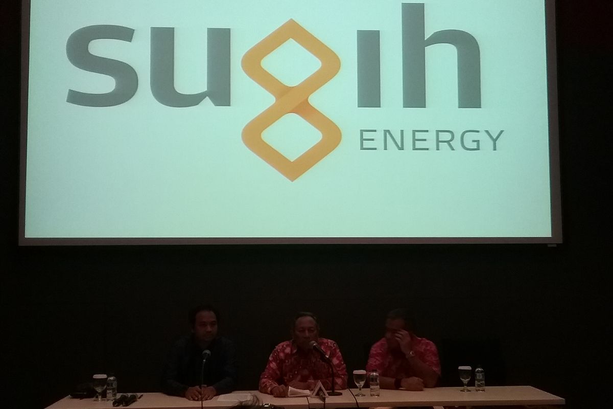 (Kiri-kanan) Direktur PT Sugih Energy Tbk (SUGI) Andhika Anindyaguna, Presiden Direktur SUGI Supriyanto, dan Direktur Keuangan SUGI Rahman Akil di Jakarta, Senin (27/2/2017).