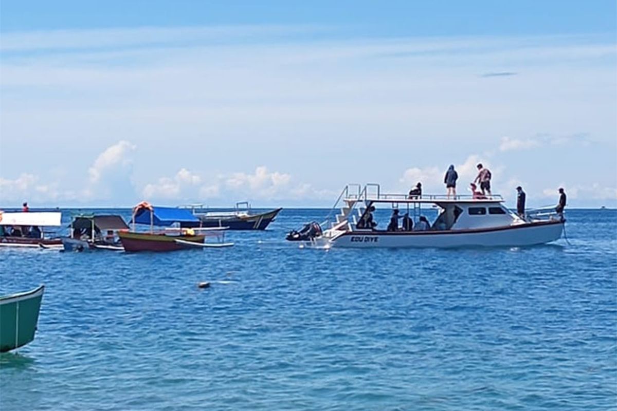 Sebuah kapal bernama Edu Dive tertangkap kamera memasuki zona interaksi di objek wisata hiu paus Botubarani. Propeler kapal ini berisiko mengancam keselamatan hiu paus