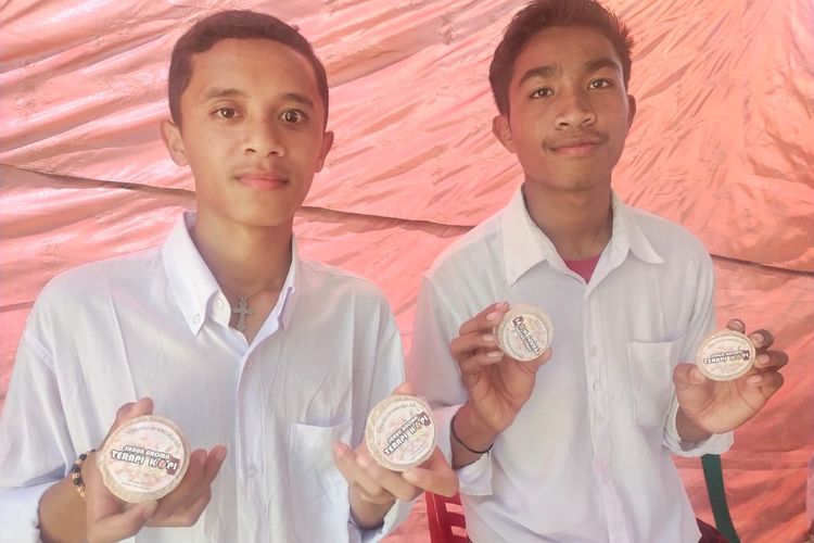 Reinaldus Kevin dan Marselinus Jemadu, dua siswa SMKN I Pocoranaka memamerkan sabun yang diproduksi para siswa 