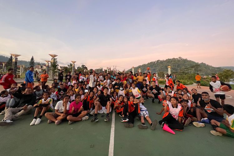 Indteam Basketball-Hoopz4change Gelar Pelatihan, Sosial 150 Sepatu di Soe NTT