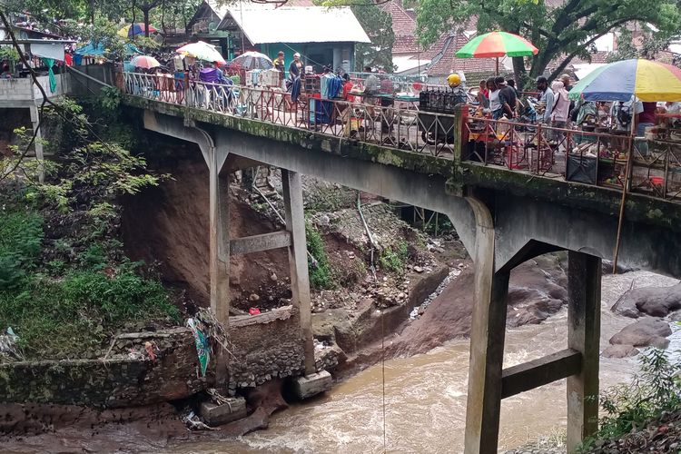 Kondisi jembatan yang berada di Pasar Splendid, Kota Malang, Jawa Timur pada Minggu (24/4/2022) rawan roboh dan membahayakan pengendara yang melintas dan pedagang yang berjualan diatasnya.
