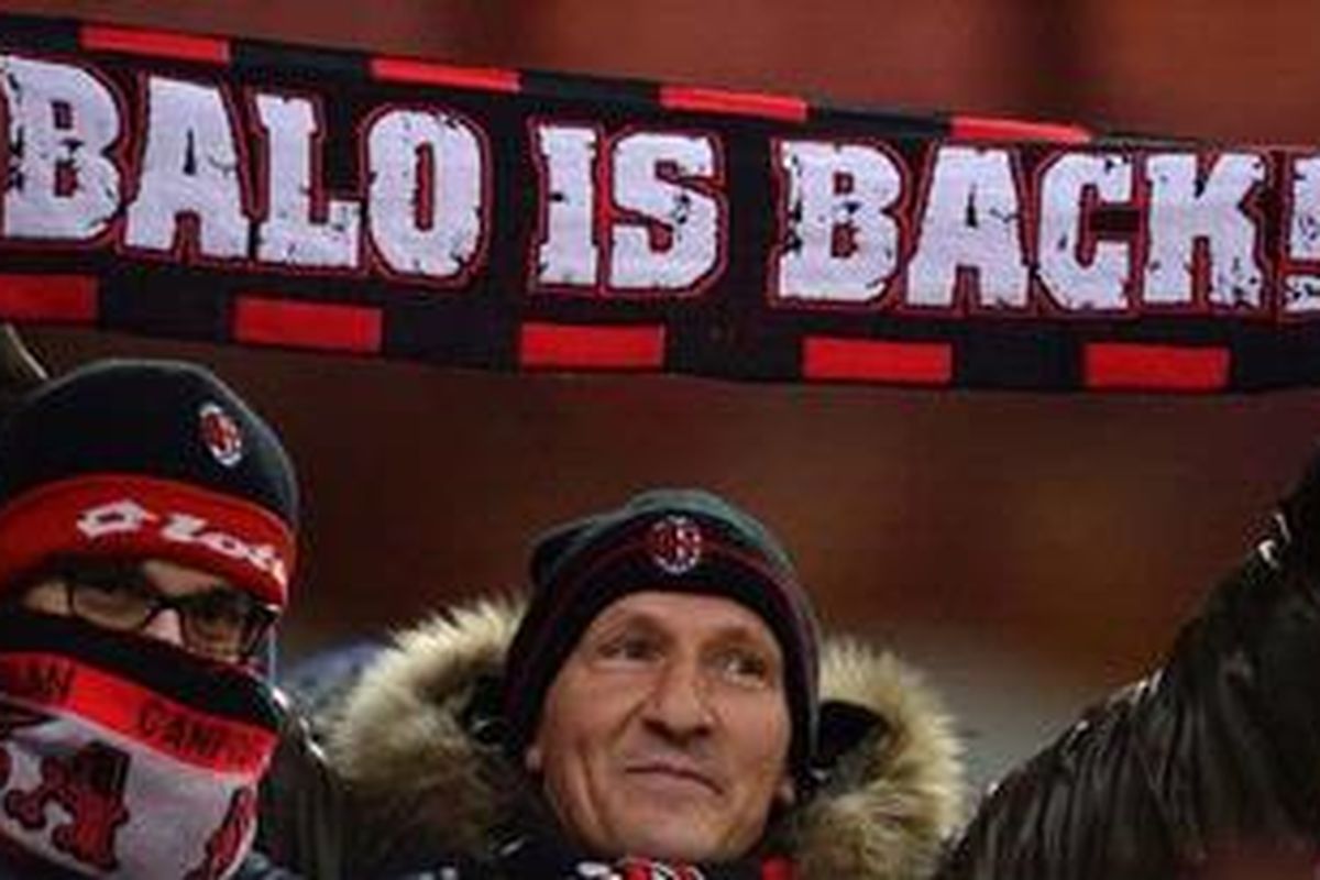 Suporter AC Milan alias Milanisti memegang spanduk untuk menyambut kedatangan striker Mario Balotelli jelang laga Serie-A melawan Udinese di Stadion San Siro, Minggu (3/2/2013). Milan akhirnya menang 2-1 dan kedua gol itu diborong Balotelli. 
