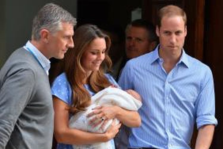 Pangeran William (kanan) dan istrinya Kate Middleton (tengah) yang menggendong bayi kerajaan di urutan ketiga pewaris tahta Inggris, meninggalkan rumah sakit St Mary, Selasa (23/7/2013) petang waktu setempat. Tampilan pertama 