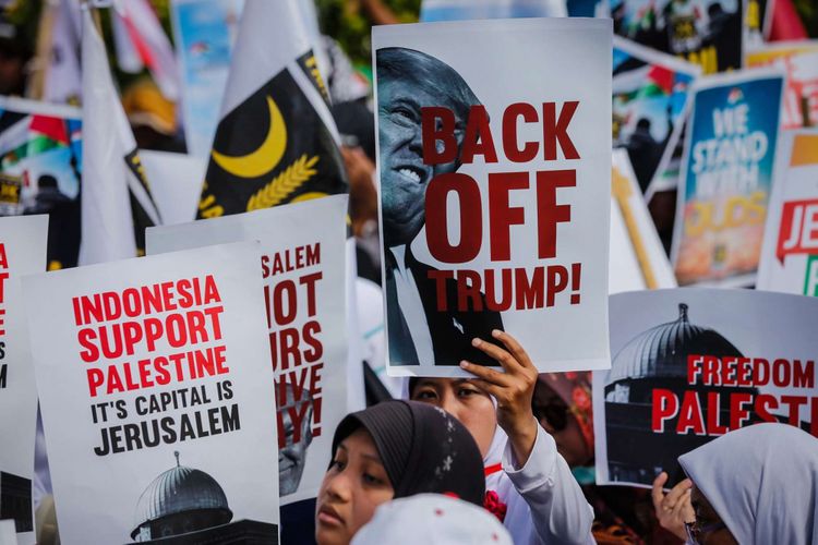 Massa melakukan aksi damai untuk Palestina di depan Kedubes Amerika Serikat, Jalan Medan Merdeka Selatan, Minggu (10/12/2017). Aksi bela Palestina ini dilakukan untuk merespons keputusan Presiden AS Donald Trump dalam menetapkan Jerusalem sebagai Ibu Kota Israel.