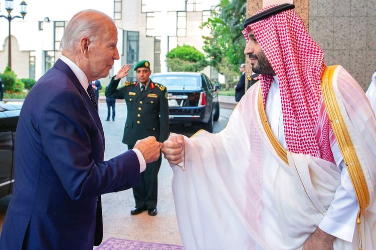 Dalam gambar yang dirilis oleh Istana Kerajaan Saudi ini, Putra Mahkota Saudi Mohammed bin Salman (kanan) menyapa Presiden Joe Biden dengan tinju setelah tiba di Jeddah, Arab Saudi, Jumat, 15 Juli 2022. 