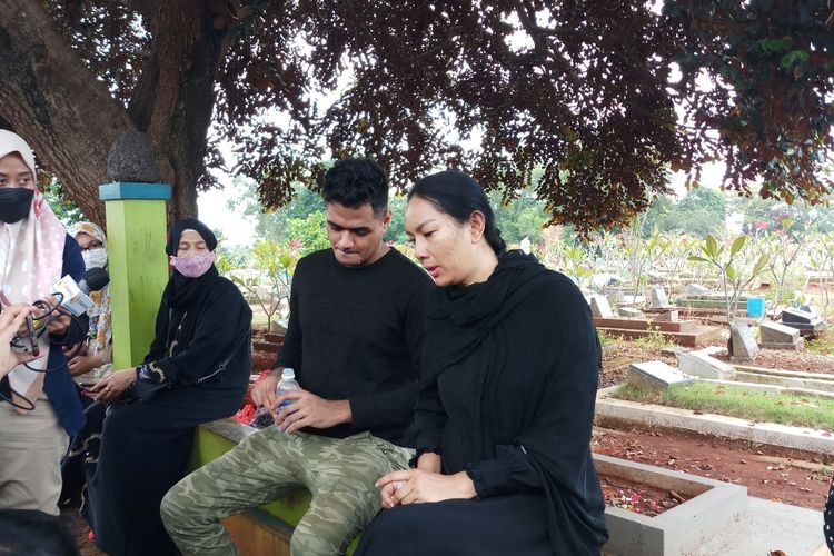 Ricky W Miraza (kiri) dan Kalina Ocktaranny (kanan) usai pemakaman di TPU Ciputat, Tangerang Selatan pada Senin (28/3/2022). 
