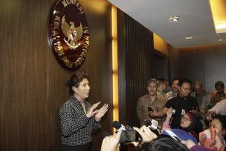 Menteri Kelautan dan Perikanan Susi Pudjiastuti memberikan keterangan pers di Kementerian Kelautan dan Perikanan, di Jalan Medan Merdeka Timur, Jakarta, Selasa (28/10/2014). Susi mulai bertugas sebagai menteri pada hari ini dengan melakukan perkenalan kepada karyawan dan berdiskusi santai dengan lima direktur jenderal (dirjen) serta tiga kepala bidang di sofa ruangan kerjanya. 