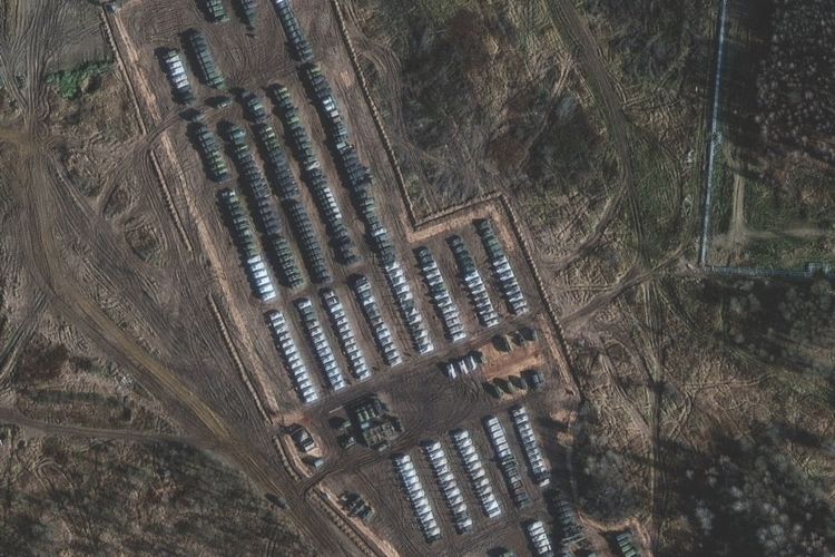 Foto satelit menunjukkan pergerakan pasukan Rusia dalam jumlah besar dekat perbatasan negara itu dengan Ukraina di Yelnya, Smolensk Oblast, Rusia (1/11/2021).
