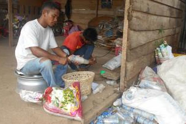 Arman (30), warga Kelurahan Lamangga, Kecamatan Betoambari, Kota Baubau, ini sudah hampir setahun melakukan usaha pengolahan sampah. 