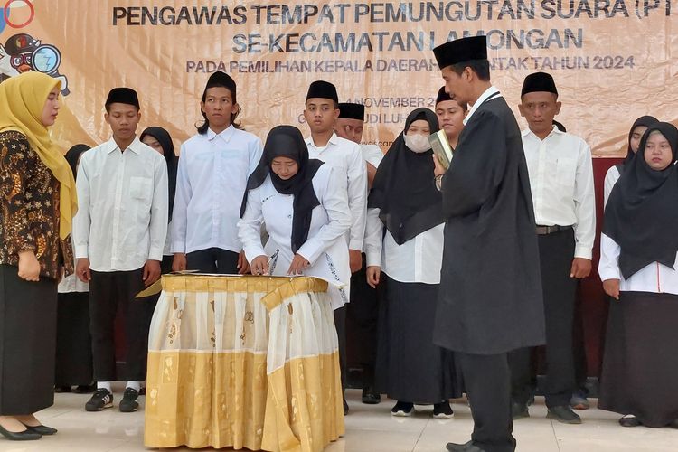 Badan Pengawas Pemilu (Bawaslu) Lamongan melantik petugas yang bakal bertugas di Tempat Pemungutan Suara (TPS) pada Pilkada Lamongan 2024, Senin (4/11/2024).