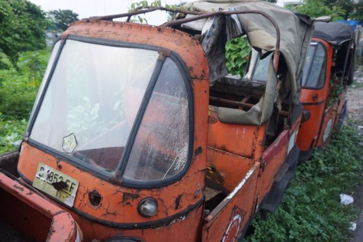 Belasan bajaj oranye usang  teronggok di sepanjang ruas jalan yang terletak di kawasan Cideng, Jakarta Pusat, Rabu (7/3/2018).