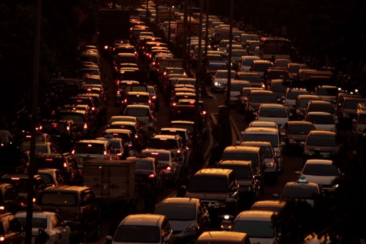 Kemacetan pada saat jam pulang kerja terjadi di sepanjang jalan Penjernihan, Karet, Jakarta Pusat, Senin (11/3/2013). Pembangunan transportasi massal yang penting untuk mengatasi kemacetan Jakarta masih kerap menemui kendala. Salah satunya adalah proyek pembangunan Mass Rapid Transit (MRT) yang hingga saat ini belum juga bisa diputuskan.  