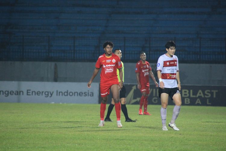 Penyerang Persija Jakarta kelahiran Manado, Braif Fatari (kiri baju oranye), beraksi dalam laga Madura United vs Persija Jakarta pada ajang Liga 1 2021-2022 pekan ke-8, Jumat (22/10/2021) malam WIB di Stadion Moch Soebroto, Magelang.