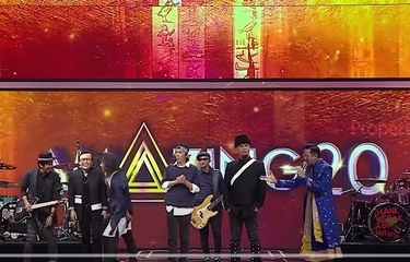 Grup musik Slank dan Dewa 19 saat tampil di acara Amazing 20.
