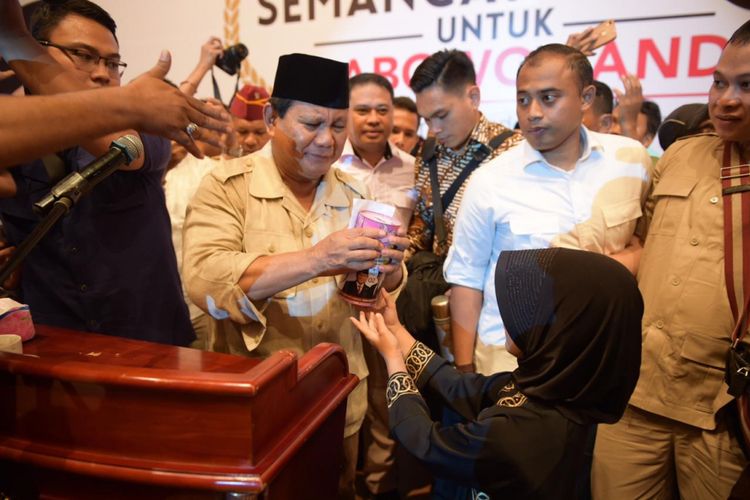 Calon presiden nomor urut 02 Prabowo Subianto sempat dibuat terharu oleh siswi kelas 3 Sekolah Dasar saat menghadiri sebuah acara di Regale Covention Center, Medan, Sumatera Utara, Sabtu (23/2/2019).  Gadis kecil bernama Jawa Gendis Queen itu memberikan celengan yang berisi uang tabungannya ke Prabowo.