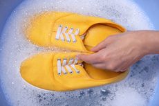 Apakah Aman Mencuci Sepatu dengan Deterjen?