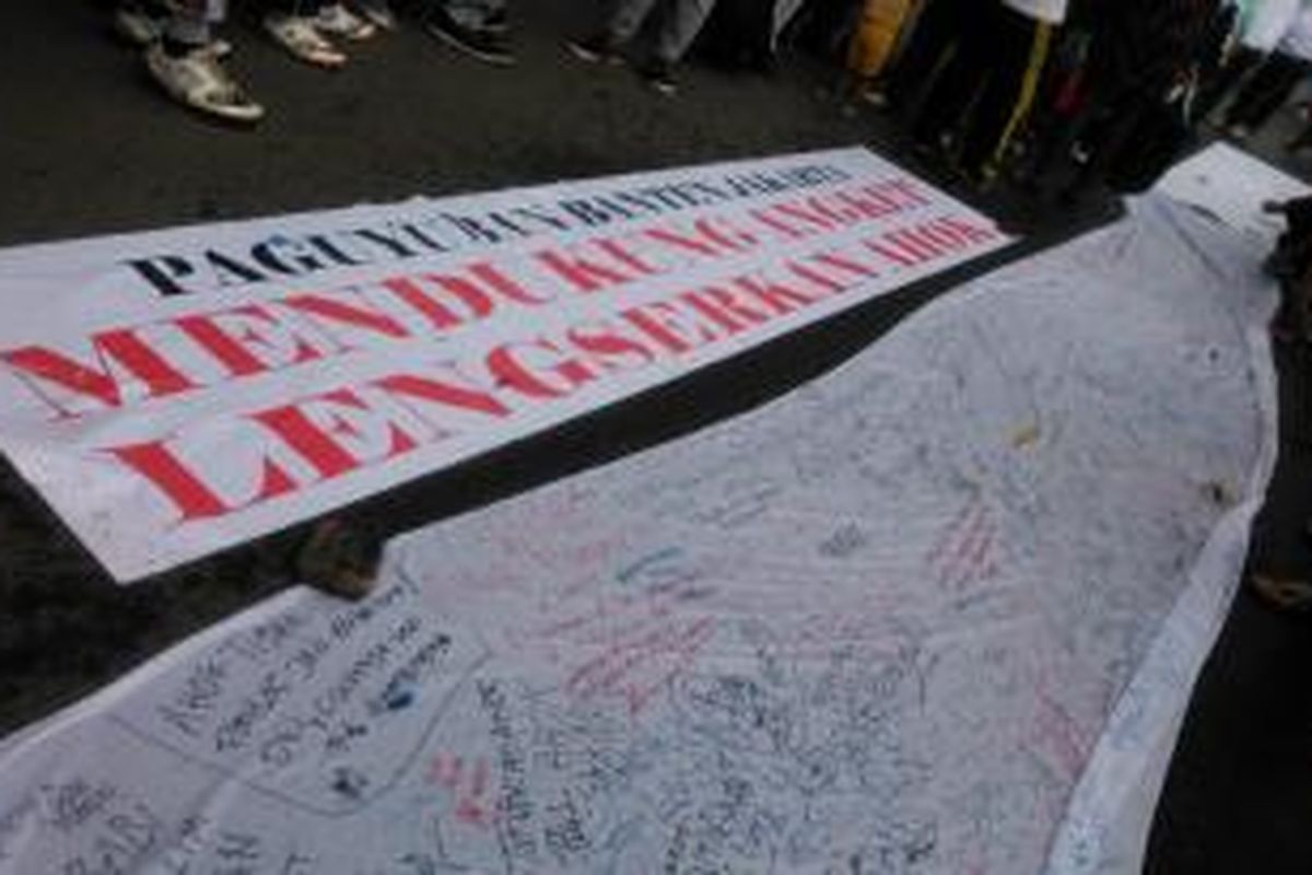 Gerakan Masyarakat Jakarta (GMJ) menggelar spanduk untuk mengumpulkan tanda tangan menolak Gubernur DKI Jakarta Basuki Tjahaja Purnama di acara car free day di Bundaran HI, Jakarta Pusat, Minggu (8/3/2015).