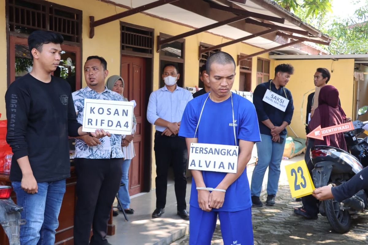 Alvian Maulana Sinaga, eks polisi saat menjalani rekonstruksi pembunuhan yang ia lakukan pada pacarnya sendiri Putri Apriyani di Polres Indramayu, Jawa Barat, Jumat (12/9/2025)