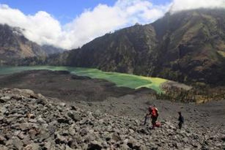Pendakian sisi timur Gunung Barujari di kaldera Gunung Rinjani (3.726 m), Jumat (30/9/2011). Rinjani merupakan bagian dari Gunung Samalas yang meletus hingga melumpuhkan dunia pada tahun 1257. Superletusan mengakibatkan terbentuknya kaldera dan danau.