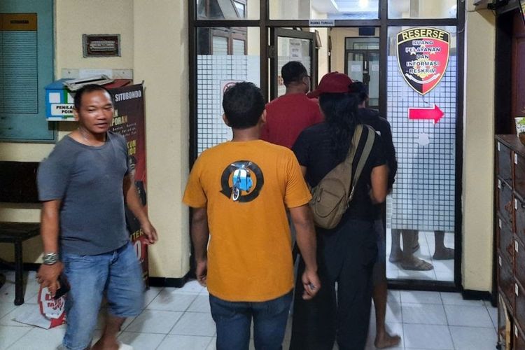 Kelima terduga penganiayaan sopir truk pengangkut makanan ditangkap polisi dan ditahan di Mapolres Situbondo pada Jumat (16/2/2024).