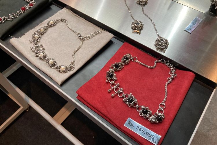 Aksesori dari Tha Official di Brightspot SuperMRKT di Agora Mall, Jakarta Pusat, Kamis (27/11/2025).