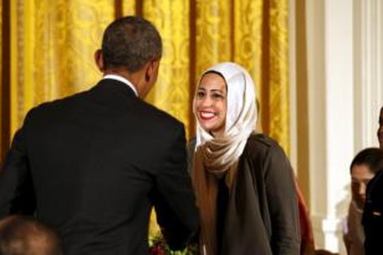 Presiden Barack Obama menyalami Samantha Elauf dalam acara buka puasa bersama di Gedung Putih, Senin (22/6/2015). Samantha adalah perempuan AS yang membela haknya mengenakan hijab hingga ke Mahkamah Agung.