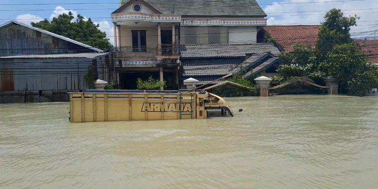 Truk tenggelam di jembatan Tanggulangin, Kecamatan Karanganyar, Kabupaten Demak, Senin (12/2/2024). 