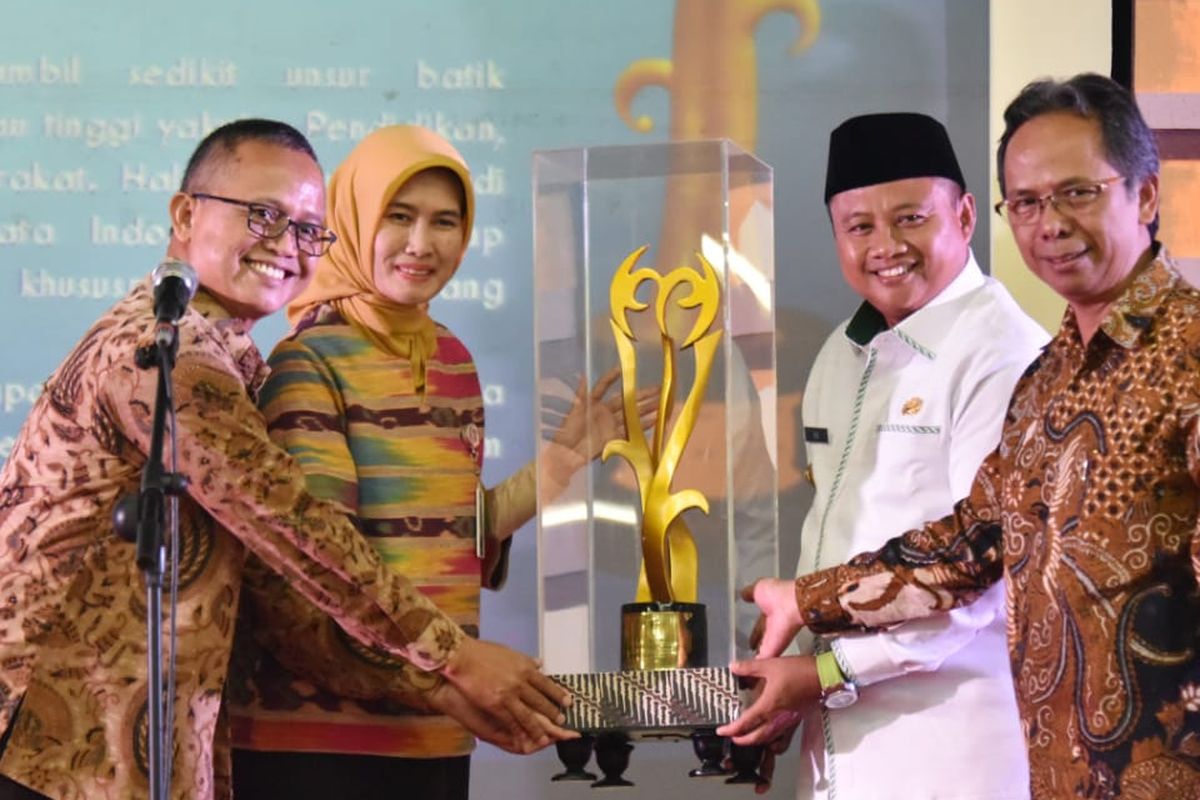 Wakil Gubernur Jawa Barat Uu Ruzhanul Ulum saat membuka Kompetisi Pariwisata Indonesia (KPI) ke-10 di Pendopo Tonny Soewandito Kampus Politeknik Negeri Bandung (Polban) di Jalan Gegerkalong Hilir, Parongpong, Kabupaten Bandung Barat, Rabu (24/4/19)