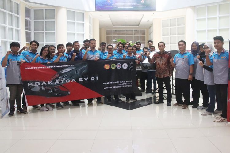 Para tim mobil hemat energi Universitas Sultan Ageng Tirtayasa (Untirta) yang akan ikut di Shell Eco Marathon Asia 2023.