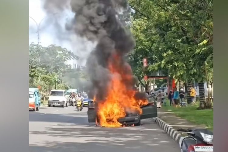 MOBIL TERBAKAR: Mobil sedan yang terbakar habis di depan Kantor Gubernur Sulsel, Jalan Urip Sumiharjo, Kota Makassar, Sulsel, Selasa (12/4/2024).