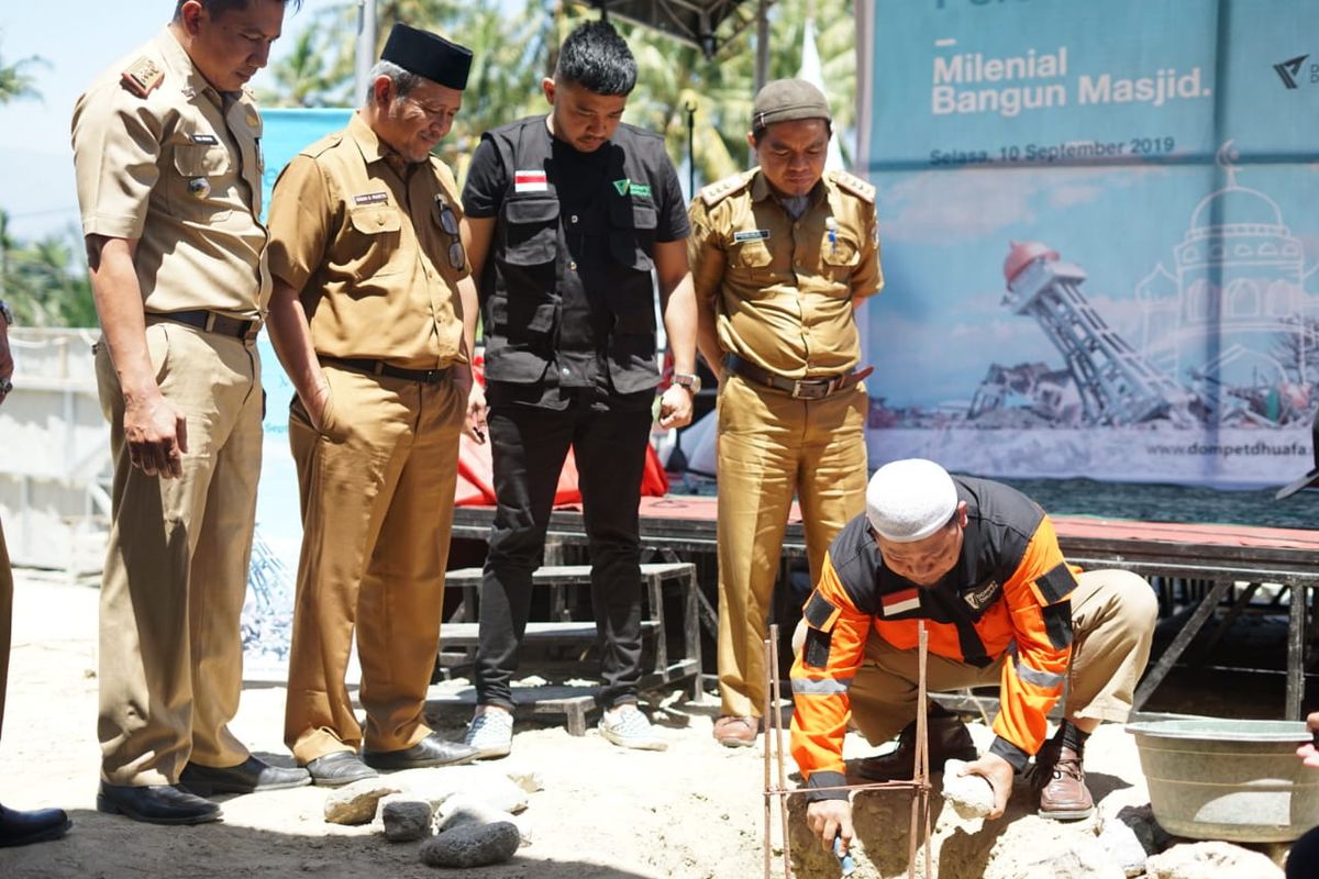 Musisi Roby Geisha Satria (memakai rompi hitam), didampingi Direktur Dakwah dan Layanan Masyarakat Dompet Dhuafa Filantropi Ahmad Shonhaji (sebelah kanan Geisha) bersama pengurus yayasan sekaligus pejabat pemerintahan setempat, melakukan peletakan batu pertama pembangunan masjid di Yayasan As Syakuur Palu, Sulawesi Tengah, Selasa (10/9/2019).