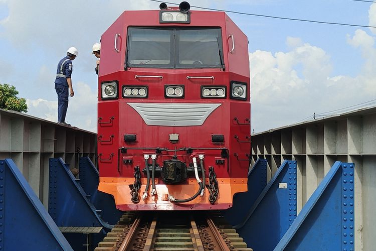 DJKA Uji Jembatan Kereta Api di Kediri Pakai Lokomotif Seberat 150 Ton