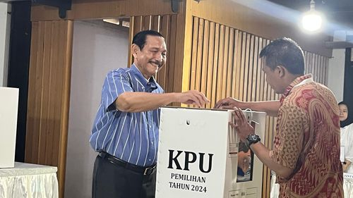 Didampingi Istri, Luhut "Nyoblos" di TPS 004 Kuningan