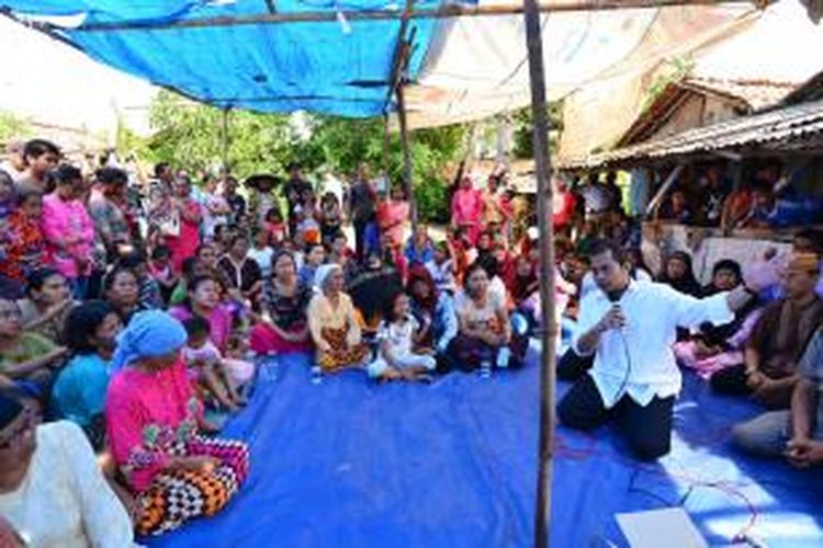 Menteri Desa, Pembangunan Daerah Tertinggal dan Transmigrasi Marwan Jafar menemui warga Desa Tanjung Sari, Kabupaten Bekasi, Jawa Barat, Minggu (11/1). 