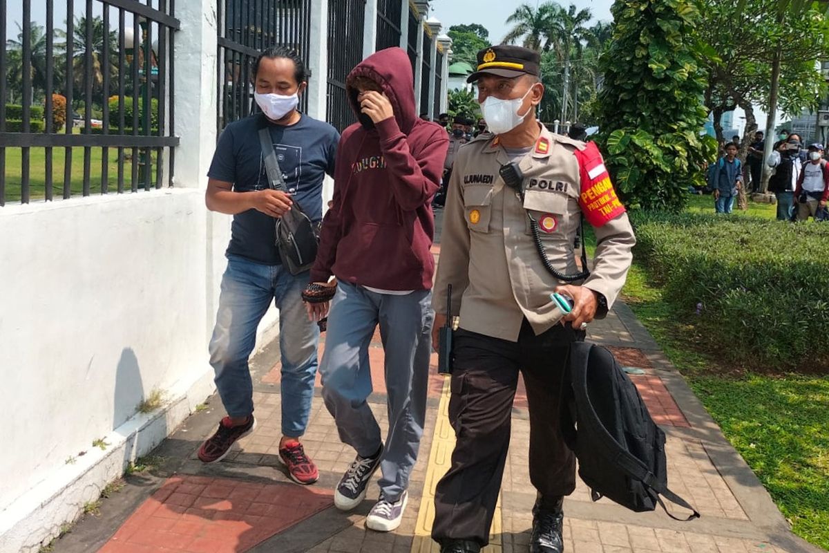 Polisi mengamankan seorang pemuda berseragam Sekolah Menengah Atas (SMA) di depan gedung DPR/MPR Republik Indonesia pada Senin (11/4/2022) siang.
