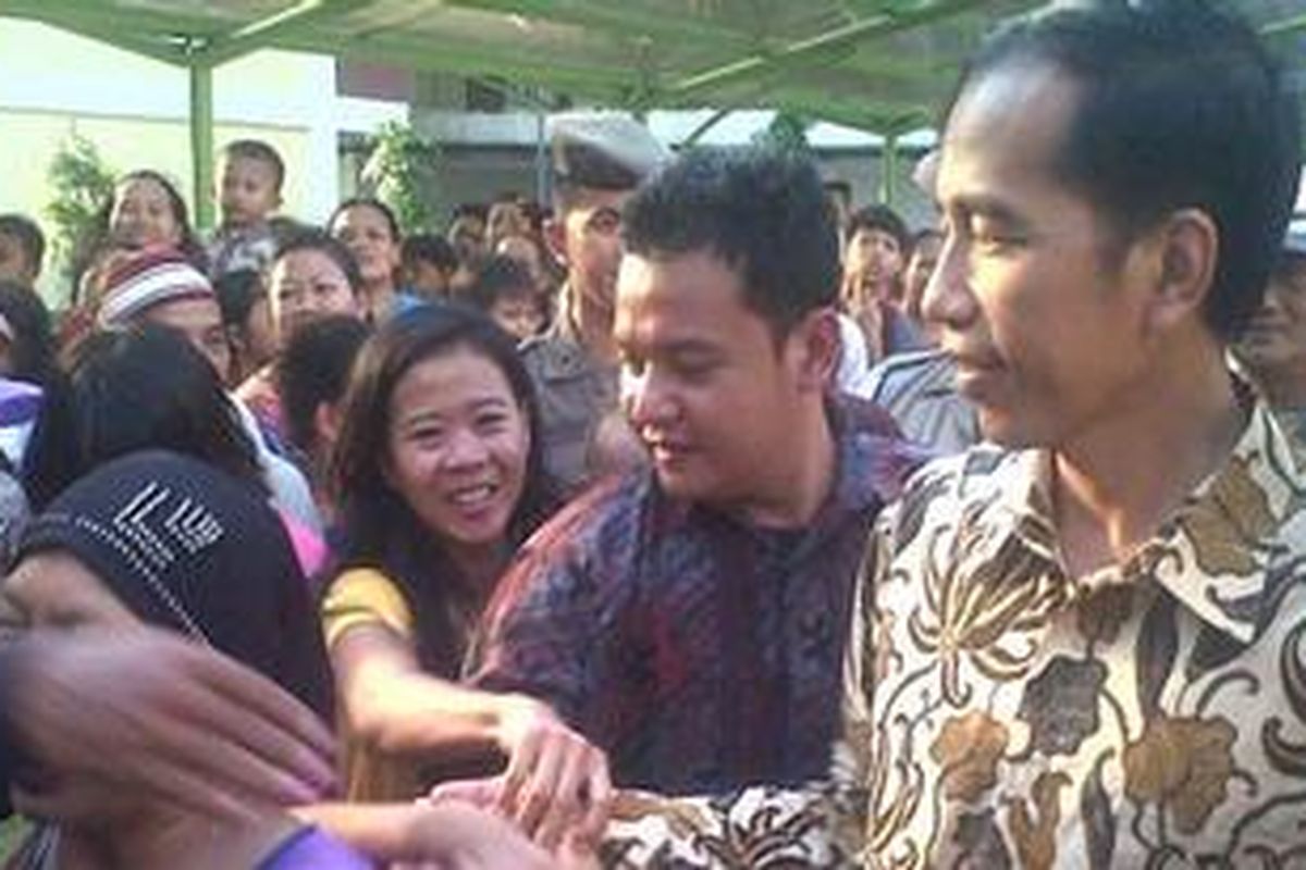 Gubernur DKI Jakarta Joko Widodo saat mengunjungi rumah susun Cakung, di Kelurahan Cakung Barat, Kecamatan Cakung, Jakarta Timur, Kamis (7/3/2013).