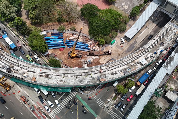 Perlintasan LRT dari Stasiun Veldrome-Rawamangun, Jakarta Timur, siap diuji coba esok hari, Senin (30/9/2024).