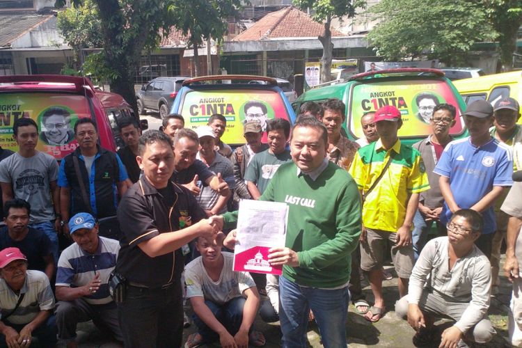 Kantor Dewan Pimpinan Wilayah (DPW) Partai Kebangkitan Bangsa (PKB) Jawa Barat di Jalan Banteng, Kota Bandung, dipadati oleh 150 unit mobil angkutan kota (angkot) dan ratusan sopir angkot, Sabtu (28/4/2018) pagi.  Kedatangan para sopir angkot yang tergabung dalam Wadah Aliansi Aspirasi Transportasi (WAT) Jawa Barat untuk menyampaikan aspirasi mereka serta memberikan dukungan kepada Ketua Umum PKB Muhaimin Iskandar agar terus maju menjadi Calon Wakil Presiden di ajang Pilpres Jawa Barat 2018. 