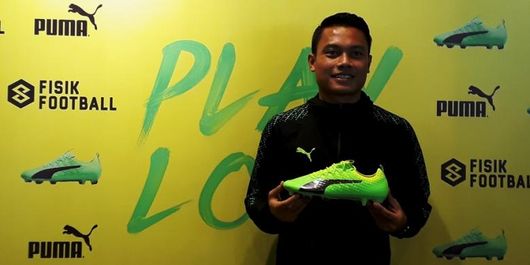 Gelandang Persib Bandung, Dedi Kusnandar, memperkenalkan koleksi terbaru dari Puma yakni evoPower Vigor 1 di toko Fisik Football, Senin (13/2/2017). 
