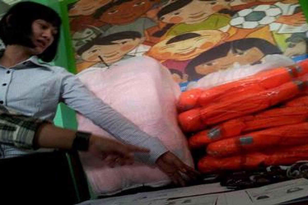 Petugas menunjukkan barang bukti berupa pelampung, salinan paspor, dan kunci mobil yang diamankan dari kasus penyelundupan warga Timur Tengah.