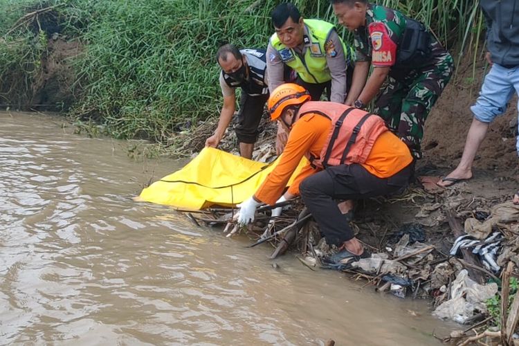 EVAKUASI-Jasad bayi yang ditemukan di Sungai Bengawan Madiun  dievakuasi tim gabungan untuk  dibawa ke RSUD Soedono Madiun, Kamis (25/1/2024)